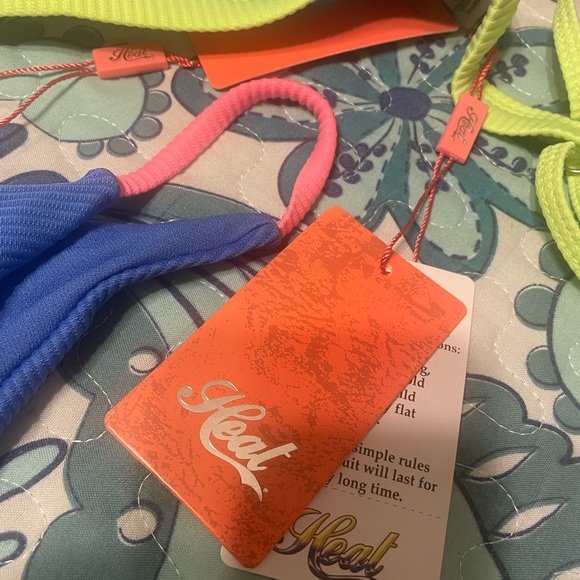 2 piece swimsuit size L - Picture 3 of 5